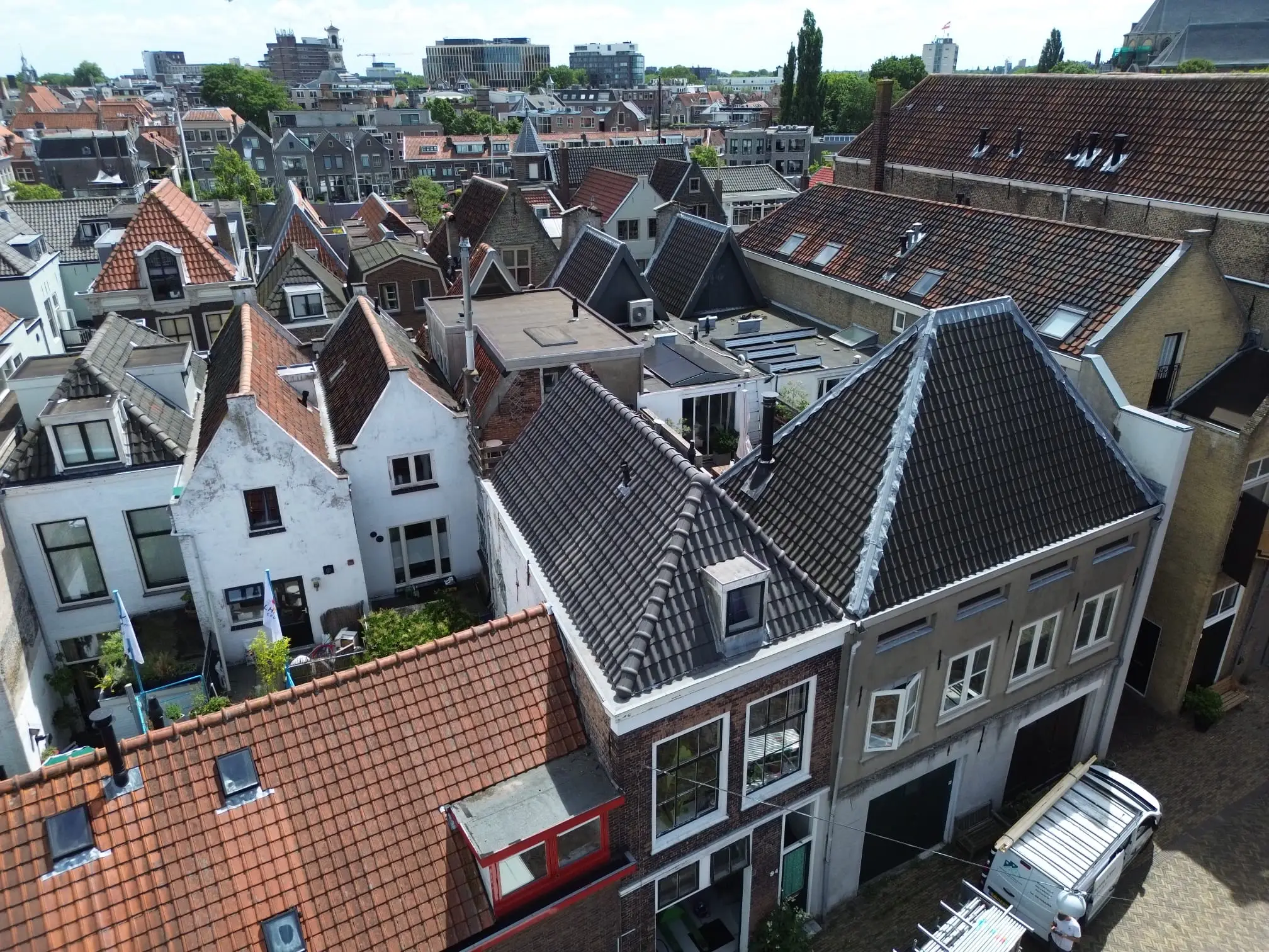 Nieuw antraciet schilddak midden in de historische binnenstad