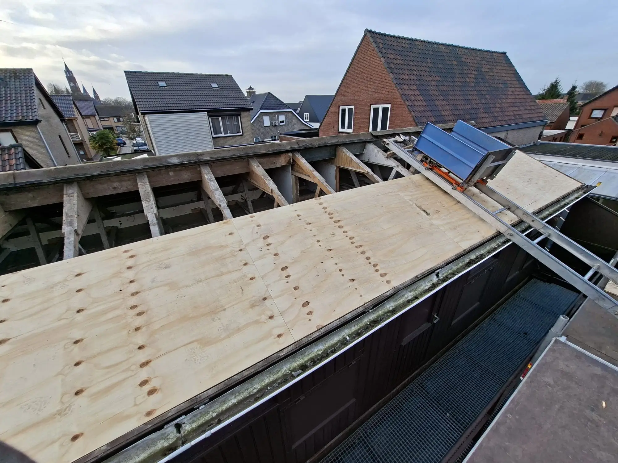 Dak in renovatie met nieuw dakbeschot, klaar voor isolatie