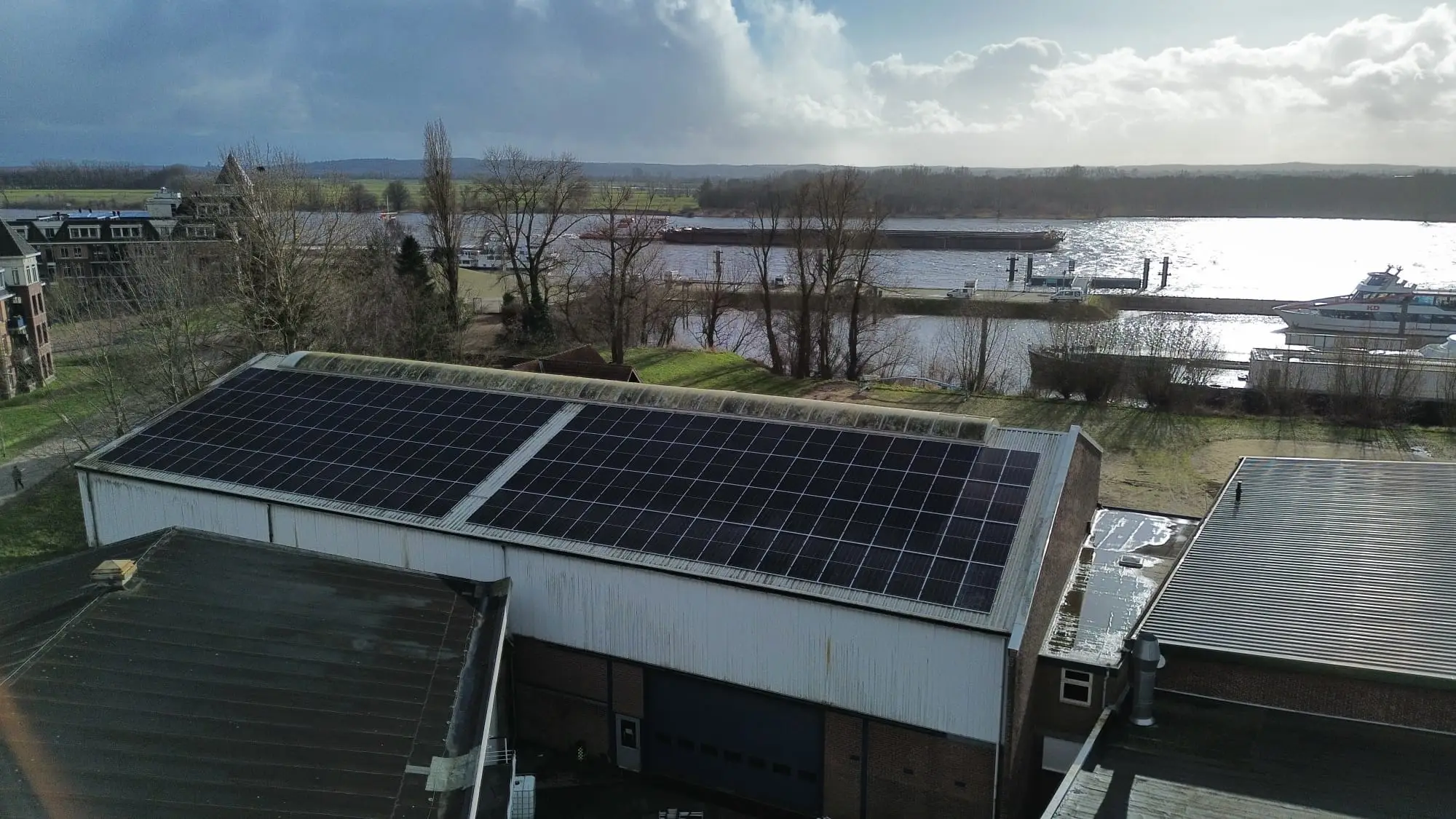 Zonnepanelen op een bedrijfsdak aan de haven
